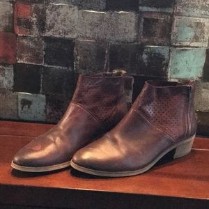 HINGE LEATHER BOOTIE